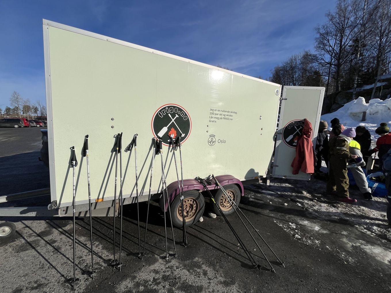 En motorsykkel parkert ved siden av et skilt En motorsykkel parkert ved siden av et skilt