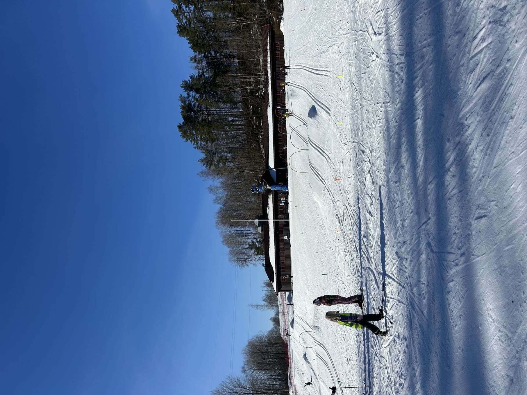 En person som står på en snødekt vei En person som står på en snødekt vei