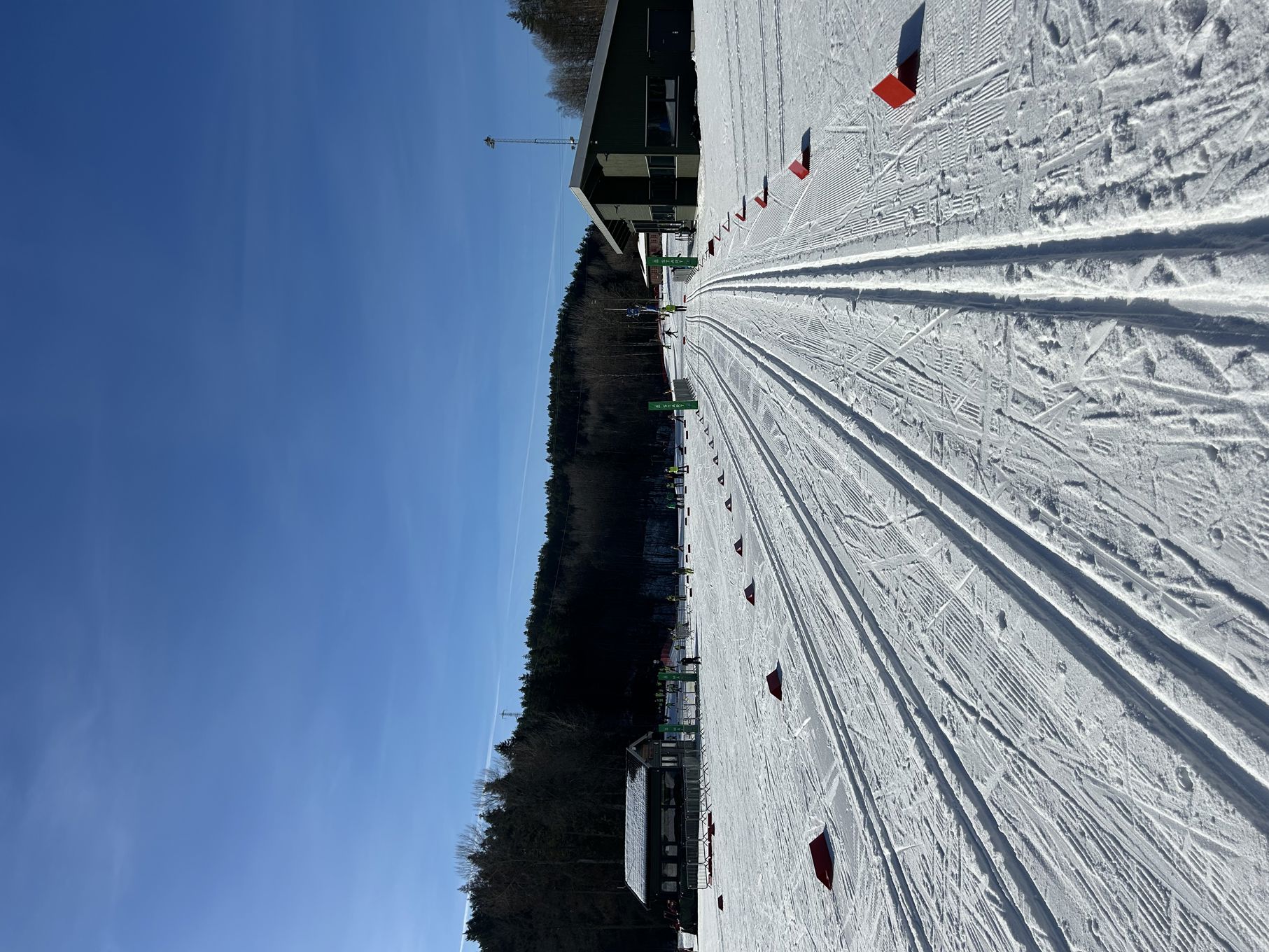 en snødekt vei med biler på en snødekt vei med biler på