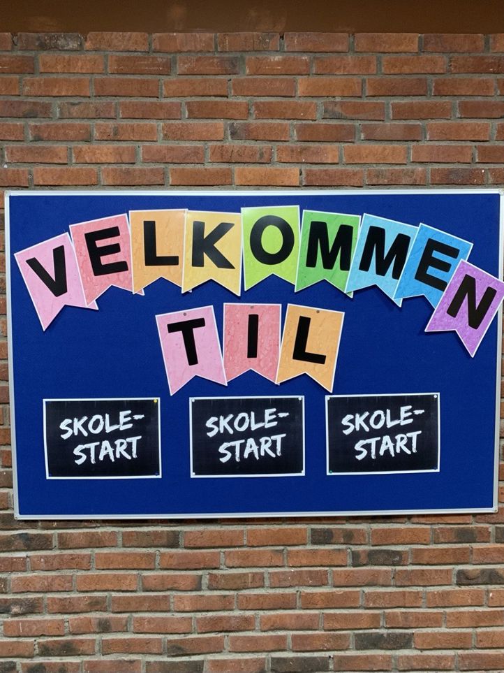 Et skilt på en murvegg