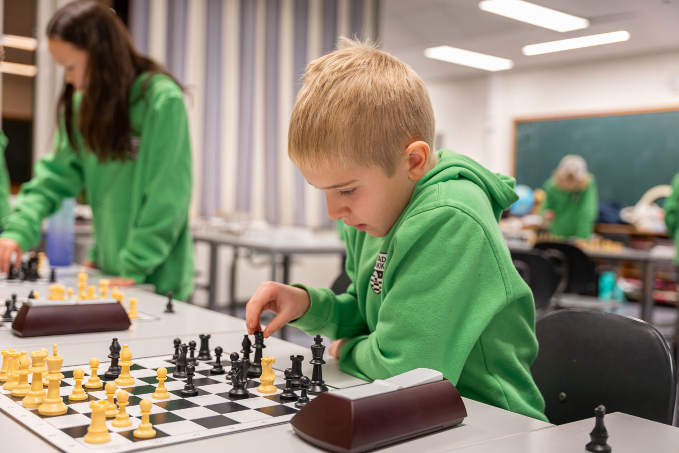 et barn som spiller sjakk