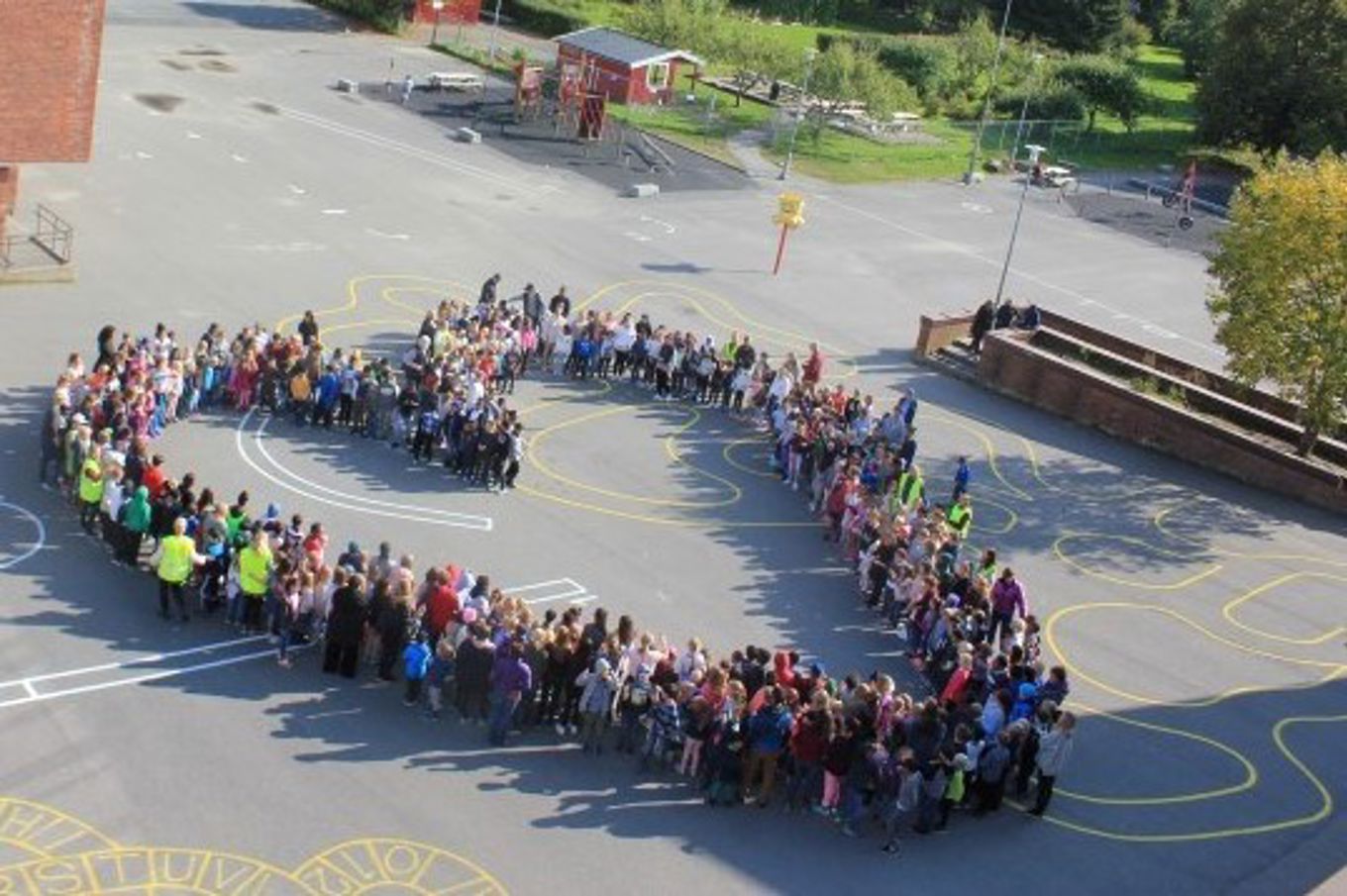 Foto: Rustad skole 2018 Elevgruppen vår samlet i et hjerte